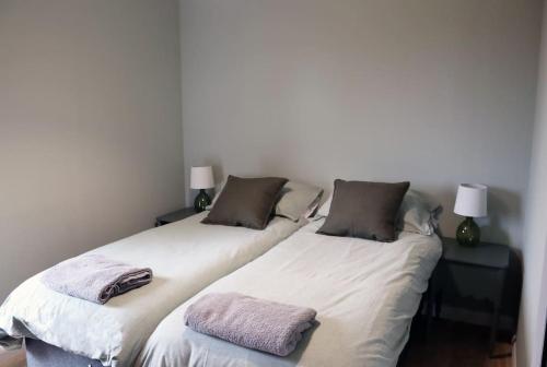 ColinsburghにあるEco-Lodge with sea view Charleton Estateの部屋に並んで置かれた2つのベッド