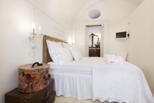 ein weißes Schlafzimmer mit einem großen Bett mit weißer Bettwäsche in der Unterkunft Santa Marina B&B in corte Cataldi in Gallipoli