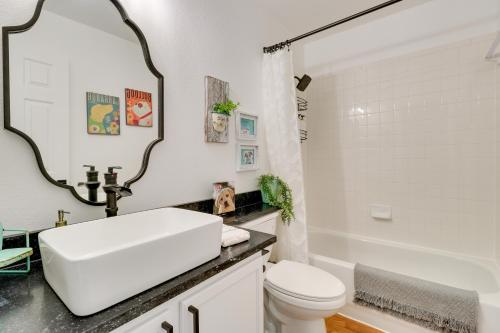 ジョージタウンにあるContemporary Home - 1 Mi to Georgetown Squareの洗面台とトイレを備えた白いバスルーム