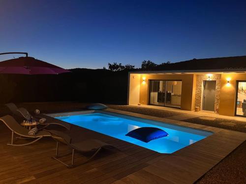 une piscine devant une maison la nuit dans l'établissement La Villa Douce, entre terre et mer, à Laouque