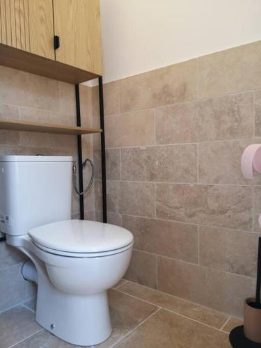 une salle de bain avec des toilettes blanches dans une chambre dans l'établissement Studio indépendant à mi-chemin entre aix et cassis, à Aubagne