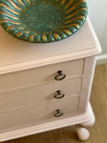 a bowl on top of a dresser with a plate on it at Hotel Klostergaarden in Allinge