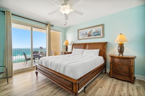 - une chambre avec un lit et une vue sur l'océan dans l'établissement Treasure Island 1005, à Panama City Beach