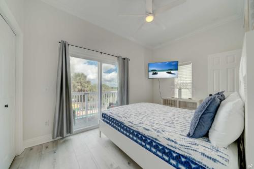 een slaapkamer met een bed en een groot raam bij Summer Towne Cottages 16 in Panama City Beach