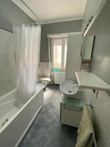 bagno con vasca, lavandino e servizi igienici di Vacanze Romane ~ Cozy Flat a Roma