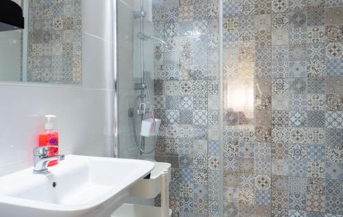 a bathroom with a sink and a shower at Home Amatista Málaga in Málaga