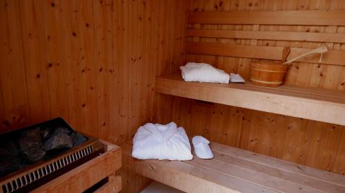 a sauna with two white towels on the shelves at Eido do Luou - Casa de férias com piscina in Santa Cruz do Lima