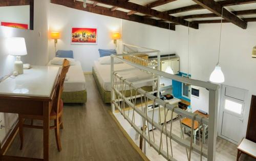 Cette petite chambre comprend des lits superposés et un bureau. dans l'établissement Loft Kapodistrias, à Corfou