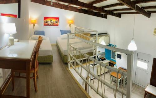 Piccola camera con letto a castello e scrivania. di Loft Kapodistrias a Città di Corfù