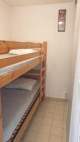 - deux lits superposés dans une chambre dans l'établissement JEAN BART III Joli T2 cabine mezzanine proche plage Richelieu Cap d'Agde, au Cap d'Agde