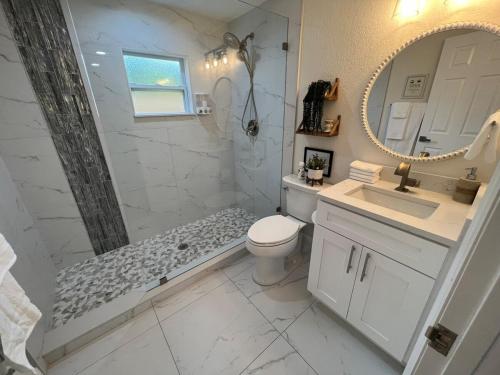 a bathroom with a shower and a toilet and a sink at Stylish Chic Newly Renovated King Bed Ybor Dt in Tampa