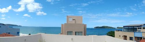 a view of the ocean from the roofs of buildings at Pousada Bella Bombinhas - Pé na areia in Bombinhas
