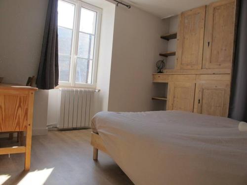 - une chambre avec un lit blanc et une fenêtre dans l'établissement POLIGNY : appartement refait à neuf !, à Poligny