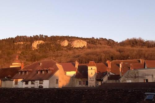 un groupe de maisons avec une montagne en arrière-plan dans l'établissement POLIGNY : appartement refait à neuf !, à Poligny