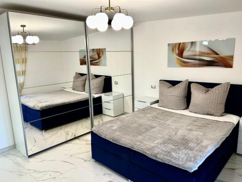 um quarto com 2 camas e um espelho em Appartamento al Mare em Montepaone Lido