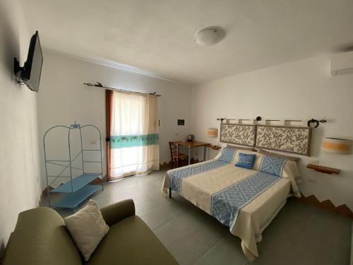 sypialnia z łóżkiem i kanapą w obiekcie Sa Domo De Rosa w mieście Budoni