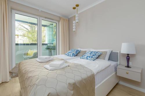 Ένα ή περισσότερα κρεβάτια σε δωμάτιο στο Seaside Apartamenty Bałtycka 22 Kołobrzeg, parking w cenie