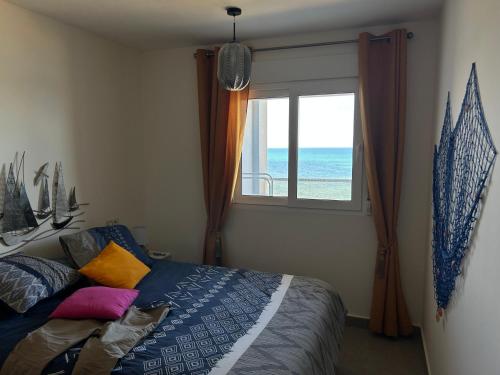 ラ・マンガ・デル・マール・メノールにあるVENEZIOLA PARADISE, spa & gymのベッドルーム1室(ベッド1台、海の景色を望む窓付)が備わります。