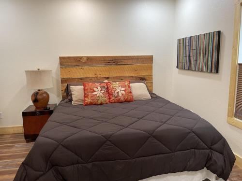 1 dormitorio con 1 cama grande y cabecero de madera en Beech Creek Cabin, Black Mountain, en Black Mountain
