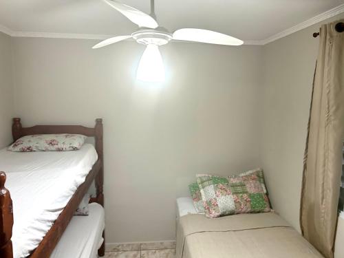 um quarto com uma cama e uma ventoinha de tecto em Apartamento Mobiliado em Limeira em Limeira