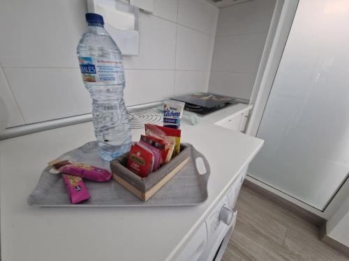 Una botella de agua sobre un mostrador en Apartamento jable, en Arrecife