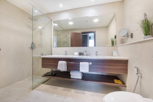 y baño con lavabo y espejo. en Golf Views in 30th Floor, en Dubái