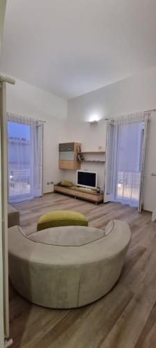 a large living room with a circular couch in the middle at Il civico storico in Brindisi