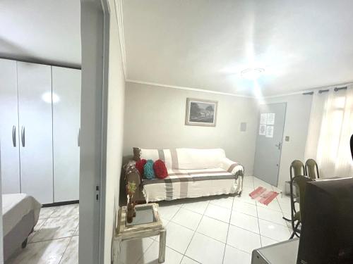 ein Schlafzimmer mit einem Bett in einem Zimmer in der Unterkunft Apartamento Mobiliado em Limeira in Limeira