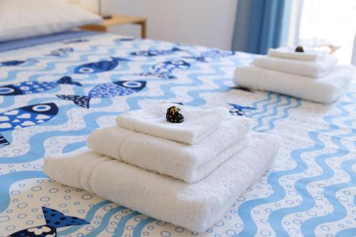 a group of towels sitting on top of a bed at Zeus Atabyrios 2 - Monolocale in Agrigento