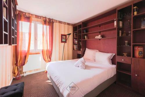 a bedroom with a large white bed and a window at Golf House Disneyland BMYGUEST in Bussy-Saint-Georges