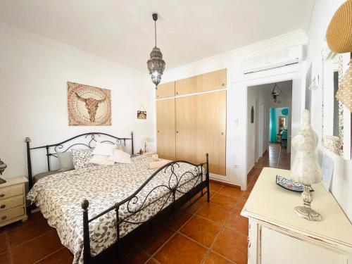 1 dormitorio con cama negra y mesa en Villa Casira, 6 personen, Viñuela, Andalucía, en Viñuela