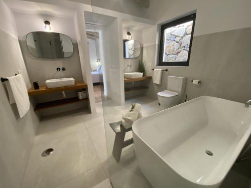 a bathroom with a tub and a sink and a toilet at Casa Armonía del Silencio in Valverde