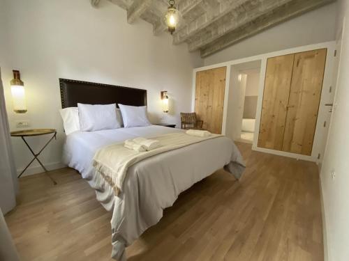 sypialnia z dużym białym łóżkiem i drewnianą podłogą w obiekcie Casa Armonía del Silencio w mieście Valverde