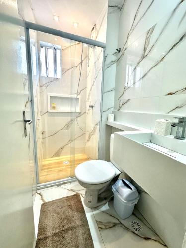 a bathroom with a toilet and a shower and a sink at Ap Penélope charmosa in Teresina