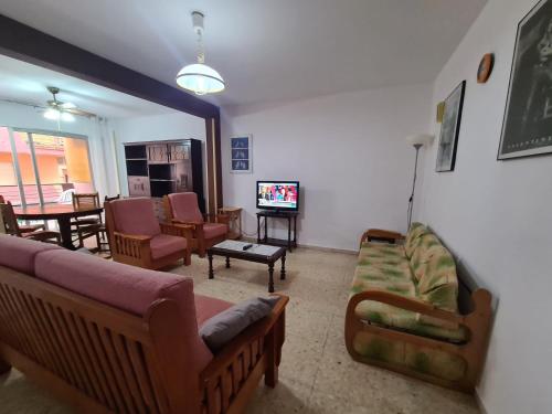 salon z dwiema kanapami i telewizorem w obiekcie Apartamento El Cid IF Benidorm w mieście Benidorm