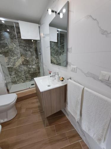 Un baño con lavabo, ducha e inodoro. en Privitera Home, en Catania