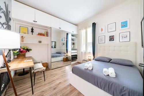 - une chambre avec un lit et un bureau dans l'établissement Frontière Monaco, Centre-Ville, Balconnet Vue Mer, à Beausoleil