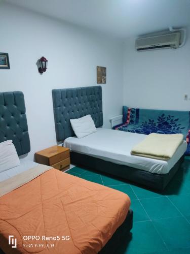 2 camas en una habitación con 2 colchas en Flat for rent, en Sharm El Sheikh