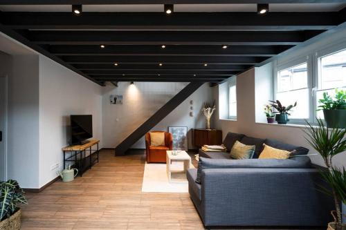 sala de estar con sofá y TV en Apartment in Weinstadt-Schnait, en Weinstadt