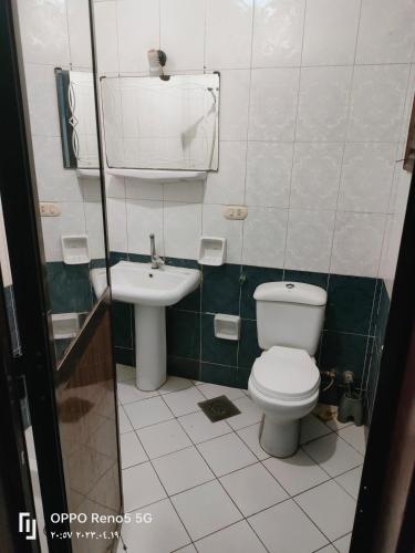 y baño con aseo y lavamanos. en Flat for rent, en Sharm El Sheikh