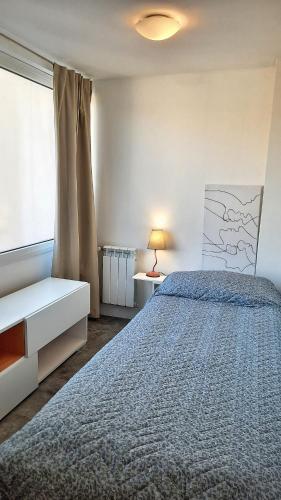 um quarto com uma cama e uma janela em Modern apartment with view em San Carlos de Bariloche