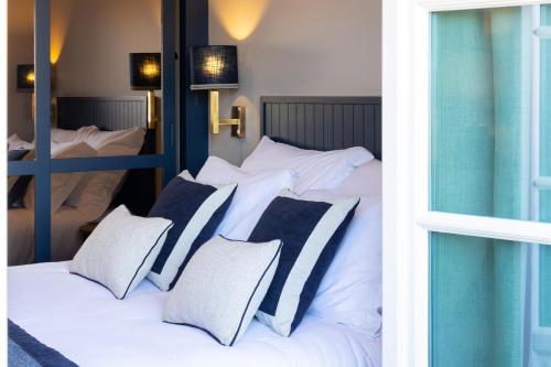 a bedroom with two beds with white sheets and pillows at AP Dona Aninhas in Viana do Castelo