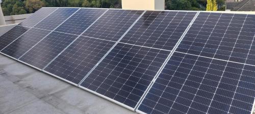 un grupo de paneles solares en la parte superior de un techo en Riversong Guest House, en Ciudad del Cabo