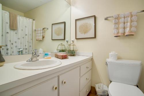 Ένα μπάνιο στο Charming Cape Cod Home with Patio, 2 Mi to Beach!