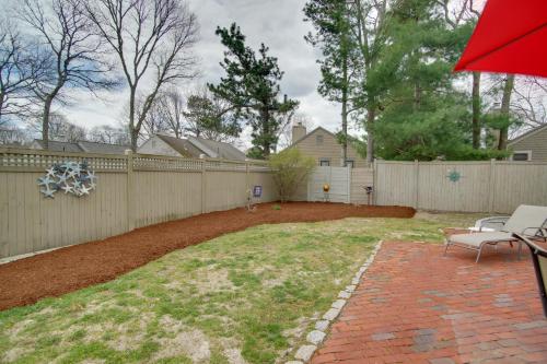 Κήπος έξω από το Charming Cape Cod Home with Patio, 2 Mi to Beach!