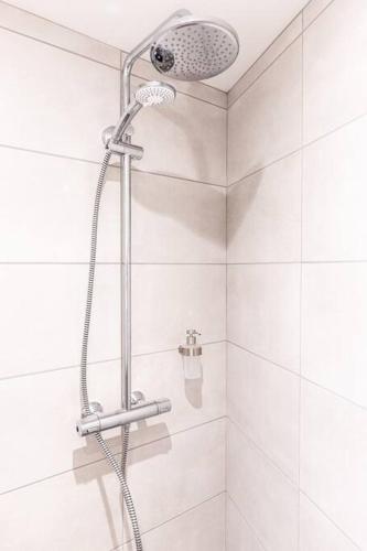 une douche avec pommeau de douche dans une salle de bain dans l'établissement Le refuge - Résidence Hestia, à Saint-Étienne