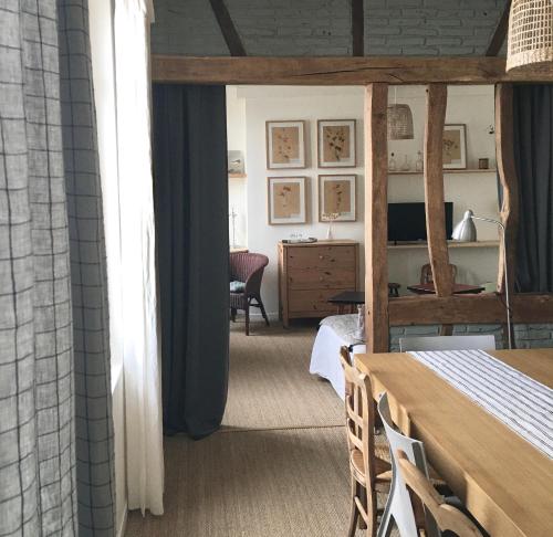 pokój ze stołem i pokój z sypialnią w obiekcie QUAI 77•St Valery Centre •VUE DIRECTE BAIE - 6/12 pers w mieście Saint-Valéry-sur-Somme