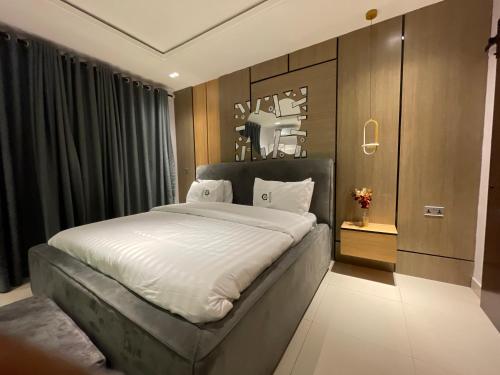 1 dormitorio con 1 cama grande con sábanas blancas en Magnificent 3-Bedroom in VI en Lagos