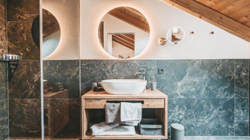 a bathroom with a sink and a mirror at Jägerheim in Vilpiano