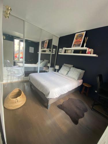 ein Schlafzimmer mit einem großen weißen Bett in einem Zimmer in der Unterkunft Nad Ins in Vincennes
